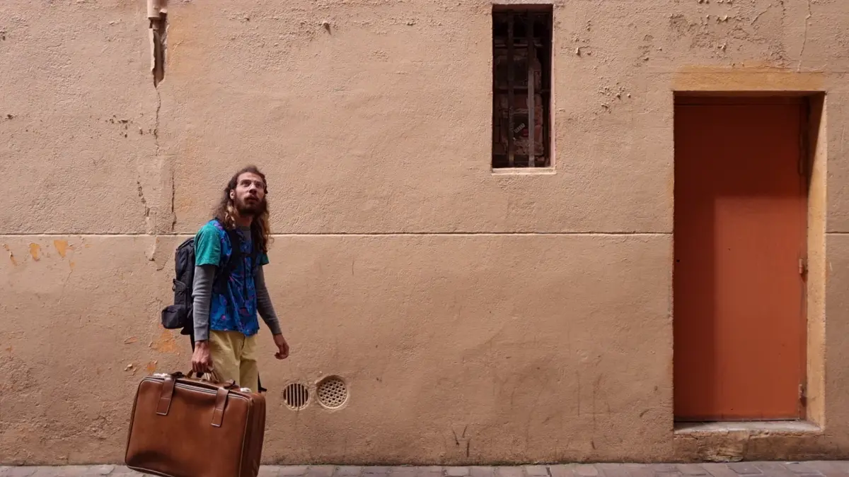 Vie en chemin, valise à la main